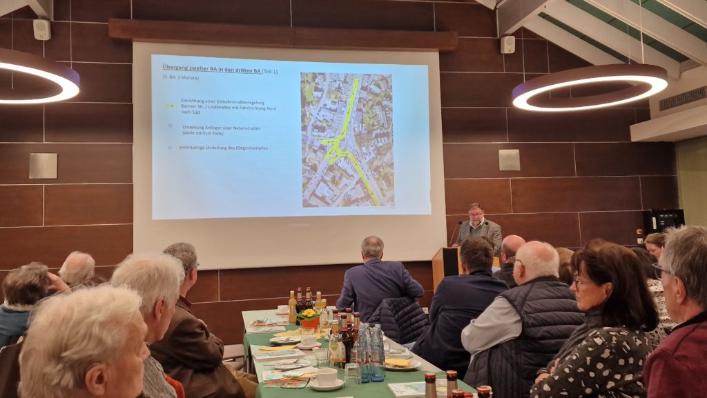 Baudezernent Peter Heinze stellte die Planungen für den Kreisverkehr Eisernstein vor. Foto: Sascha von Gerishem